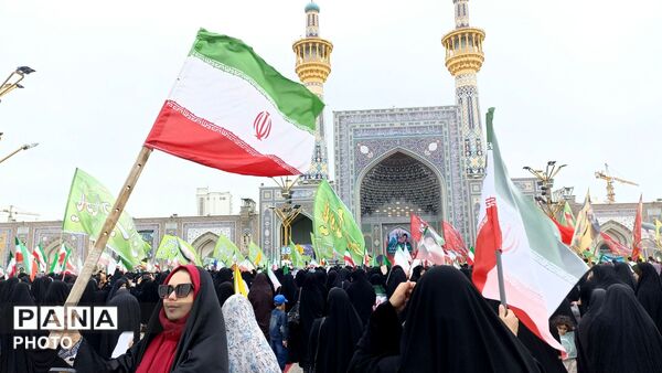 چهل هزار نوجوان بامشتهای گره کرده