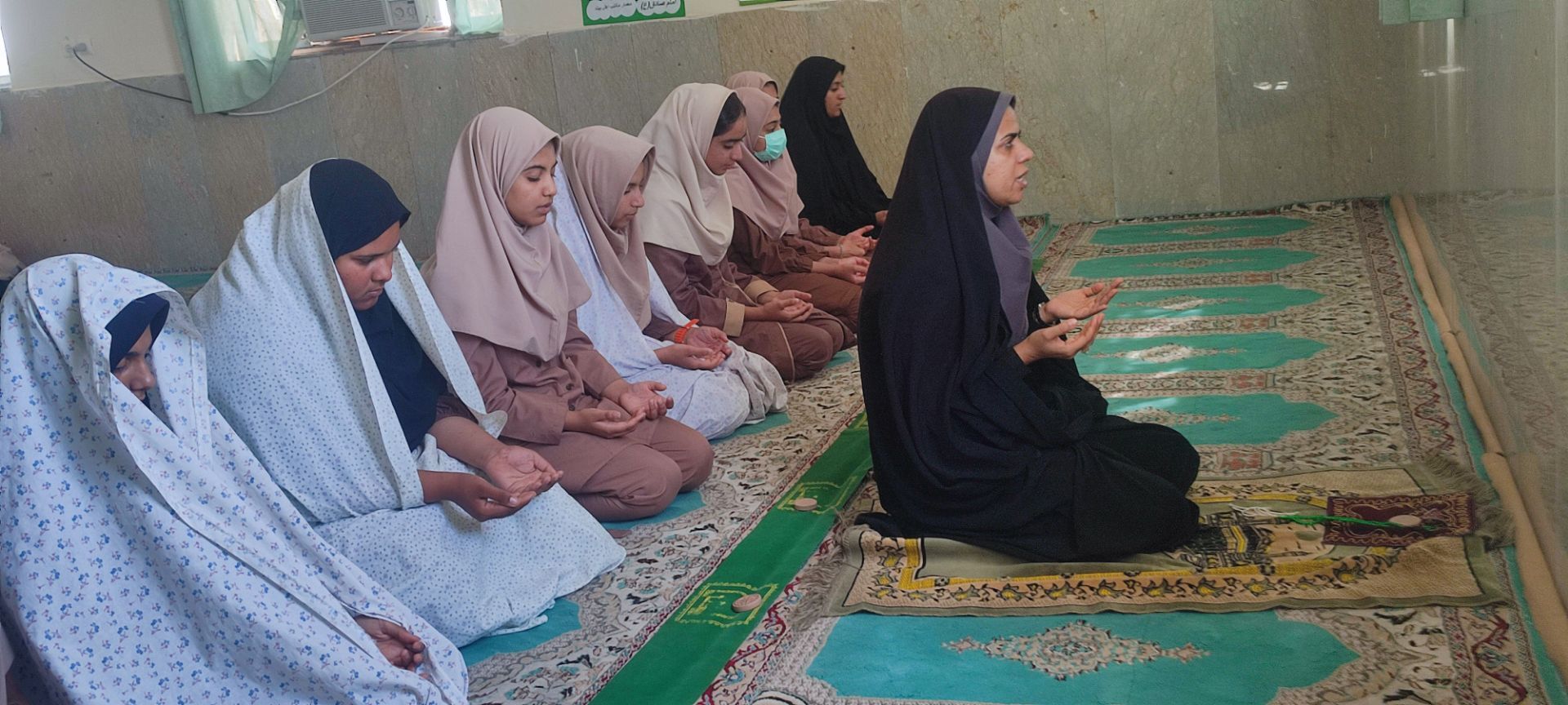 نماز و محفل اُنس با قرآن در مدرسه دخترانه فروغ فین