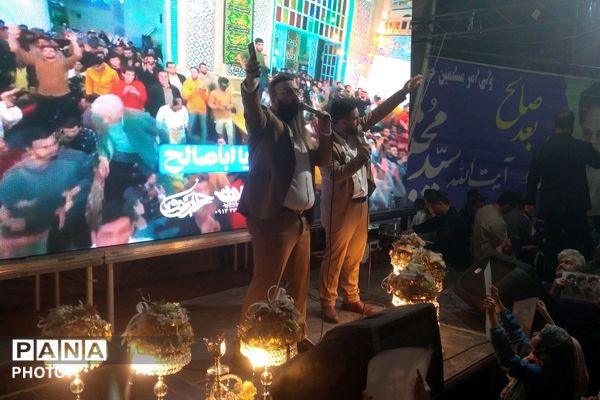عقد دو زوج ورامینی در میدان امام خمینی ورامین در سالروز ازدواج حضرت علی(ع) و حضرت فاطمه (س)