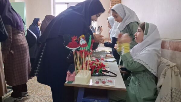 بازارچه مادر دختری با دست‌سازه‌های دانش‌آموزی 
