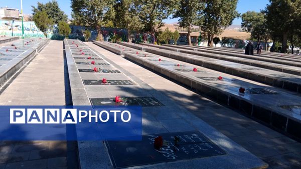 گلباران مزار شهدای اهر به‌مناسبت آغاز هفته دفاع مقدس