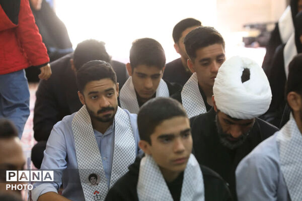 دیدار دانش آموزان بسیجی شهرستان بیرجند با نماینده ولی فقیه در استان
