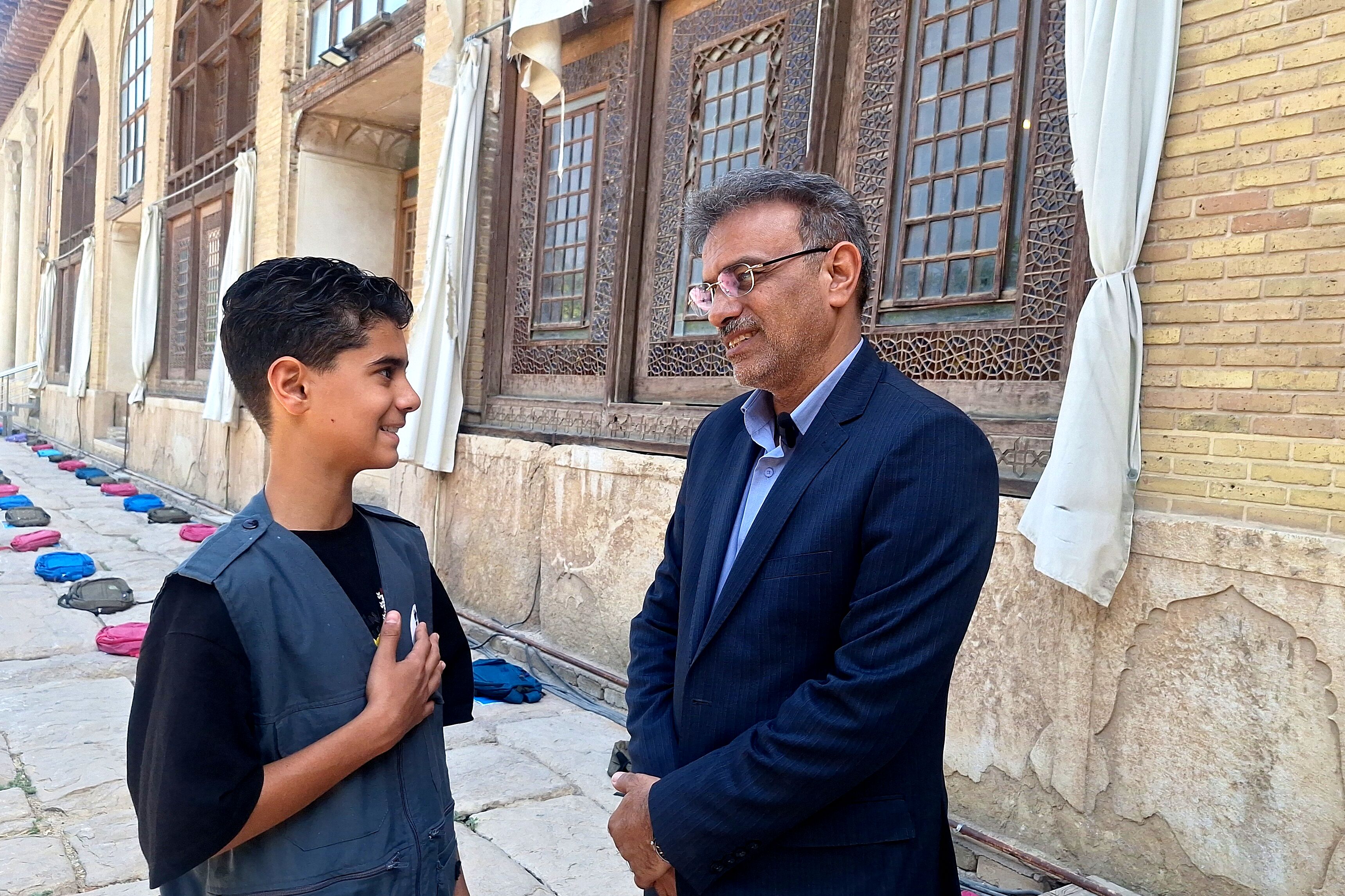 آیین اهدای ۲۵هزار بسته نوشت افزار به دانش‌آموزان نیازمند
