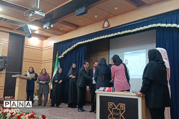 تقدیر از دانش آموزان فرهیخته مدرسه عطیه