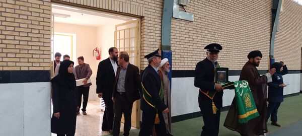 استقبال مسئولان و دانش‌آموزان دبیرستان عشایری نسیبه و امید انقلاب از خادمان حرم حضرت معصومه(س)