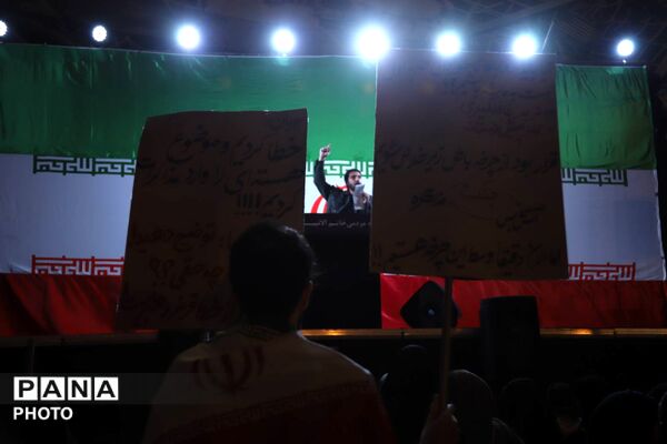 حضور پررنگ اداره آموزش و پرورش در راهپیمایی میدان انقلاب