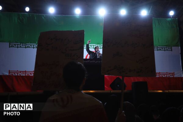 حضور پررنگ اداره آموزش و پرورش در راهپیمایی میدان انقلاب