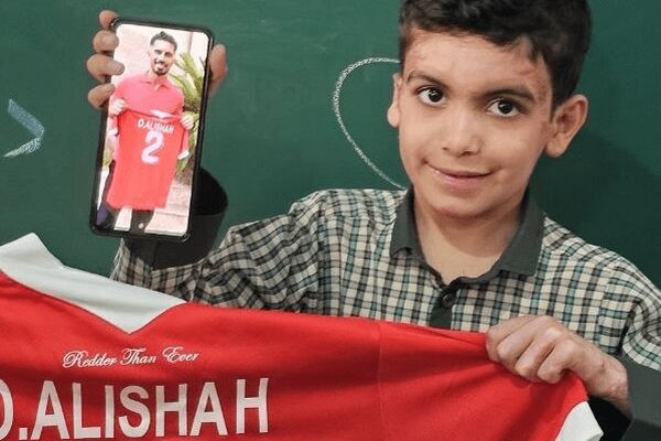 هدیۀکاپیتان پرسپولیس به بازماندۀ مدرسۀ میناب