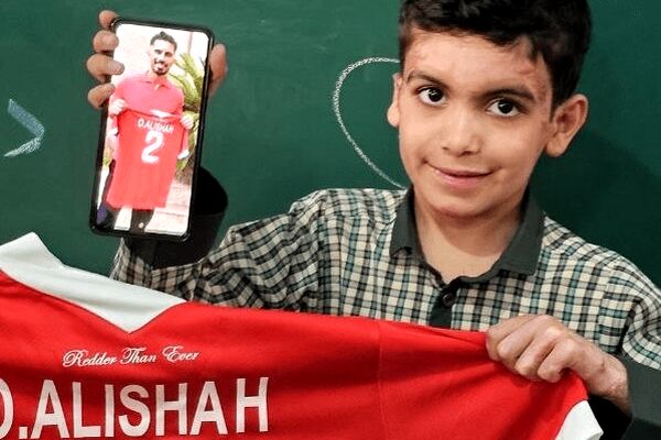 هدیۀکاپیتان پرسپولیس به بازماندۀ مدرسۀ میناب