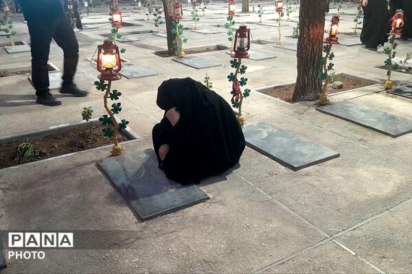 وقتی اشک‌ها با مزارِ شهدا ملاقات می‌کنند