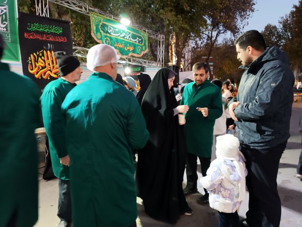 برپایی چایخانه امام رضا(ع) در موکب کوثر مسجد امیرالمومنین (ع) در بجنورد