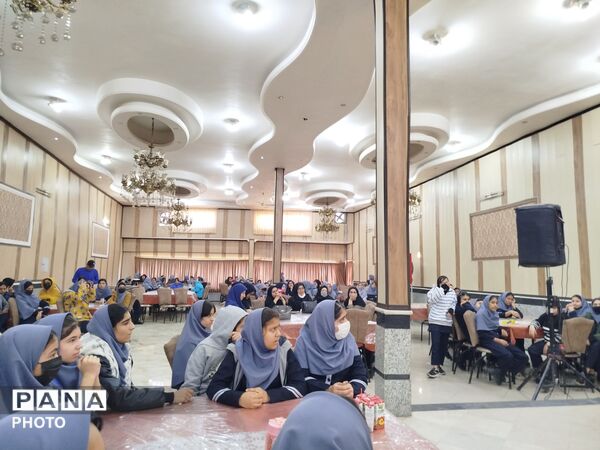 مراسم تقدیر و تشکر از دانش آموزان برتر درسی، اخلاقی و نماز جماعت در دبیرستان دخترانه دانشور 2 