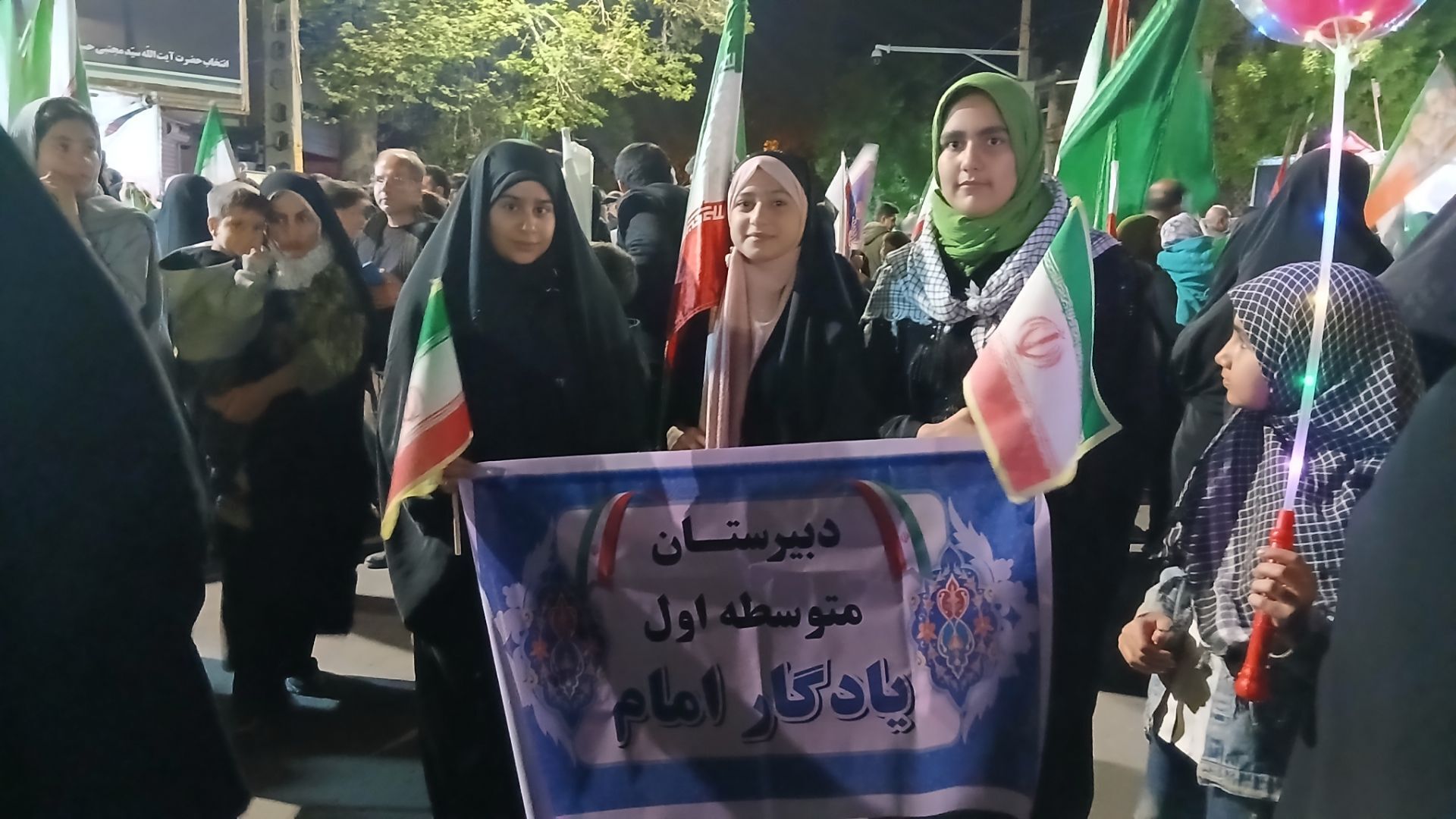 در میدان هستیم و می مانیم تا پای جان برای ایران 