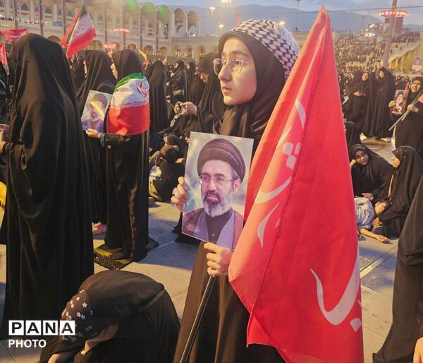تشییع پیکر رهبر شهید انقلاب در مشهد مقدس با حضور پرشور مردم 