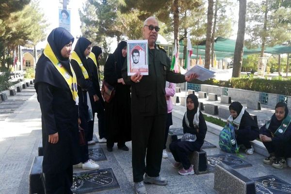 حضورپیشتازان دبیرستان شهید مجید دهنوی درگلزار شهدای بهشت فضل نیشابور