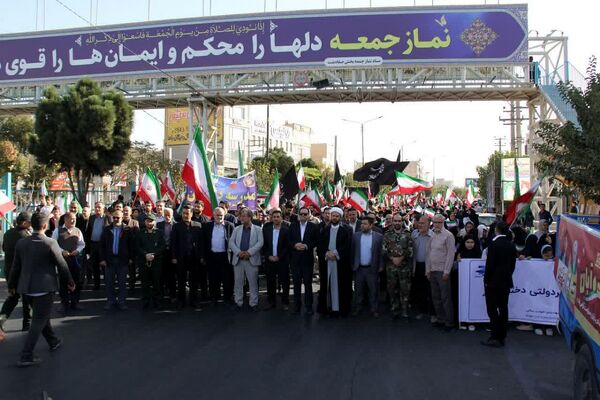 برگزاری راهپیمایی یوم الله ۱۳ آبان با حضور دانش‌آموزان و مسئولین در صفادشت 