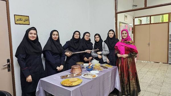 بازدید مسئول پژوهش‌سرای دکتر حسابی از دستاوردهای دانش‌آموزان مدرسه شاهد شهید نوری