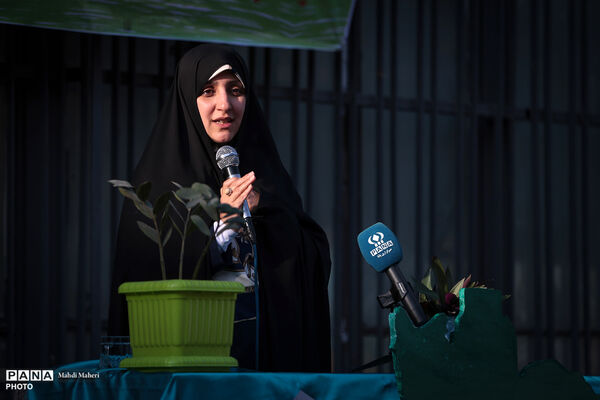 بازدید معاون امور زنان و خانواده رئیس جمهور از مدرسه پسرانه شهدای محمدیه به‌مناسبت هفته معلم