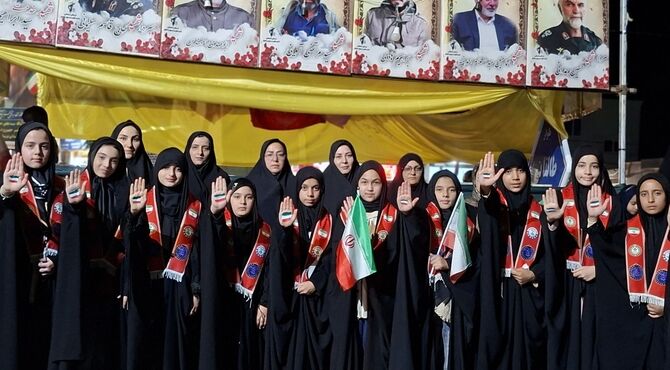  سوگواری دانش‌آموزان برای رهبر شهید با نوای «باید برخاست» 