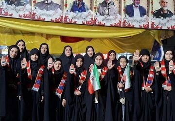  سوگواری دانش‌آموزان برای رهبر شهید با نوای «باید برخاست» 