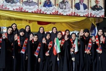  سوگواری دانش‌آموزان برای رهبر شهید با نوای «باید برخاست» 