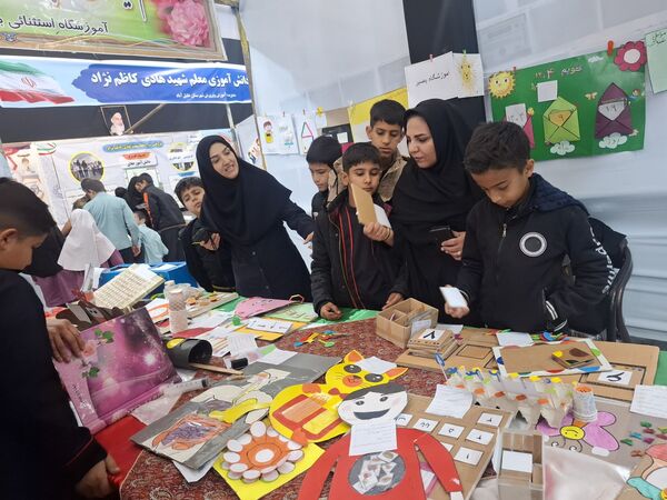 بازدید دانش آموزان مدرسه شهید عامری از نمایشگاه پژوهش و فناوری در خلیل آباد