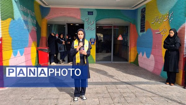 آغاز جشن‌های انقلابی مدرسه توسط پیشتازان 