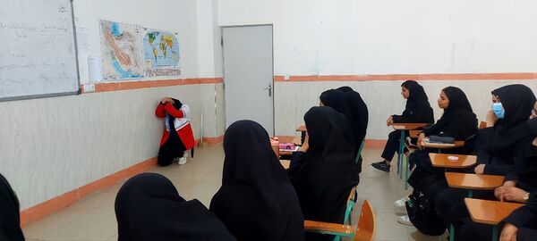 گرامیداشت هفته پدافند غیر عامل در دبیرستان نمونه دولتی برکت خاتم