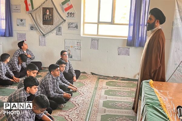  نماز جماعت دانش‌آموزان و معلمان در دبیرستان شهید مصطفی خمینی