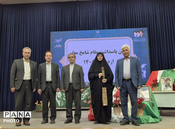 برگزاری آیین تجلیل از مقام شامخ معلم در منطقه ۱۵