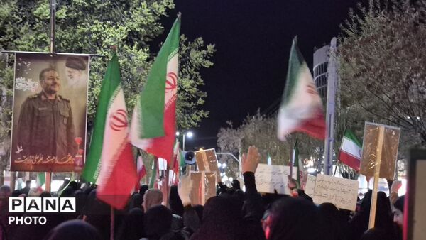 دهه نودی‌ها همچنان ایستاده اند