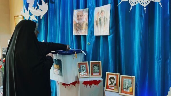 خانواده شهدا پای صندوق‌های رأی حضور پیدا کردند