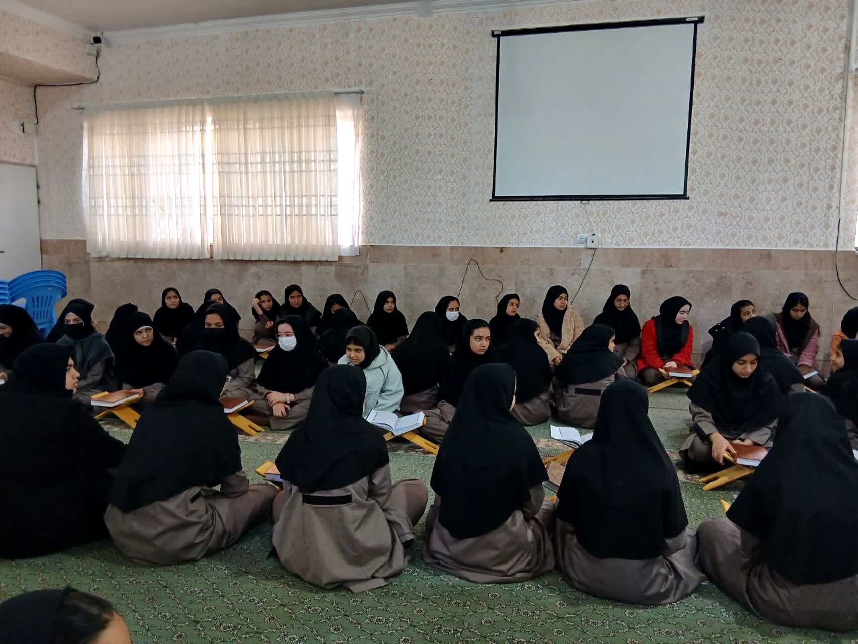 محفل انس با قرآن کریم به مناسبت ماه مبارک رمضان در آموزشگاه خلیج فارس مروست