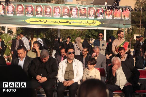 گرامیداشت شهدای دانش‌آموز میناب و حضور خانواده معظم شهدا