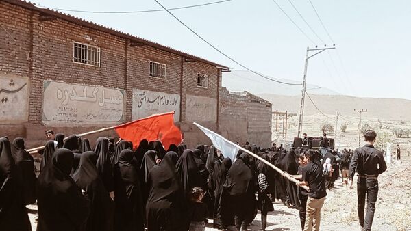 بازماندگان اربعین شهر نسر با راهپیمایی باشکوه یاد شهدای کربلا را گرامی داشتند