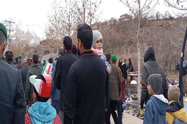 حضور کودکان و دانش آموزان در راهپیمایی یوم‌الله ۲۲بهمن در شهر بار نیشابور