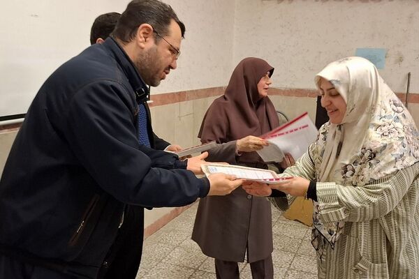 جلسه شورای دبیران در مدرسه جوادالائمه بهارستان ۲
