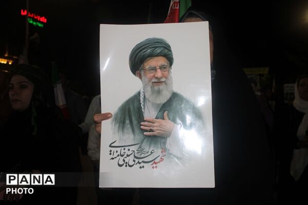 نگاهی به سیمای نورانی رهبر شهید در دست مردم