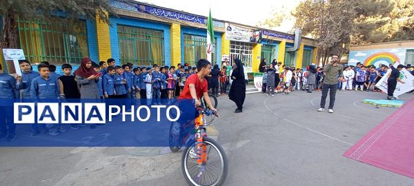 المپیاد ورزشی مدرسه شکوفه‌ها ناحیه 4 کرج در هفته تربیت بدنی  