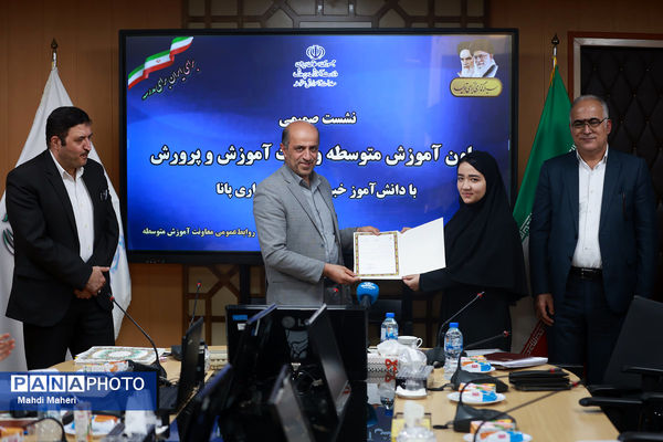 نشست صمیمی معاون آموزش متوسطه وزارت آموزش و پرورش با دانش‌آموز خبرنگاران خبرگزاری پانا