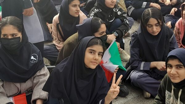 حضور حماسی دانش‌آموزان «شهدای فرهنگی ۲» در جشن سالگرد پیروزی انقلاب اسلامی  