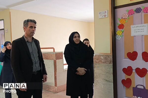 نمایشگاه کار و فناوری در دبیرستان نشاط بهارستان‌دو