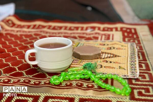 اقامه نماز دانش‌آموزان پایه هشتم در دبیرستان نگین دانش