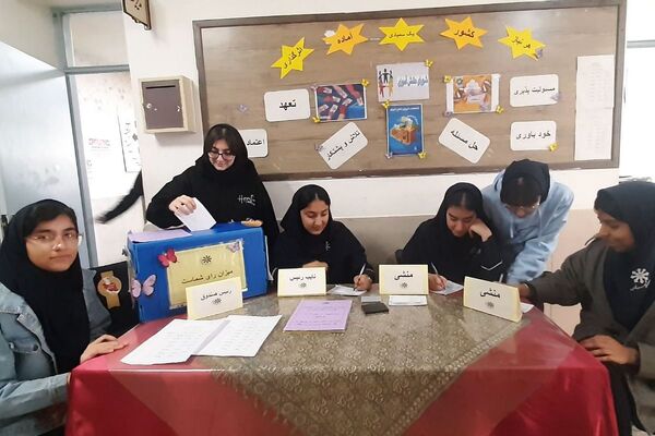 جوانه های دموکراسی در قدس؛شور وهیجان دانش آموزان قدس در انتخابات شورای دانش آموزی