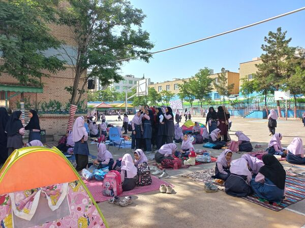 برگزاری اردوی حیاطی و جشن آخر سال در دبستان دخترانه شاهد تحقیقی ناحیه ۶
