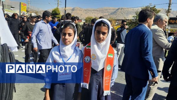 حضور پرشور مردم و دانش‌آموزان یاسوج در راهپیمایی یوم‌الله ۱۳ آبان