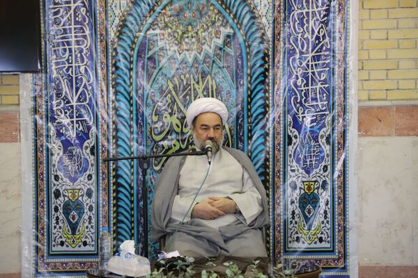نشست پرسش و پاسخ با حضور نماینده ولی فقیه در استان و امام جمعه در دبیرستان نمونه فرهنگ
