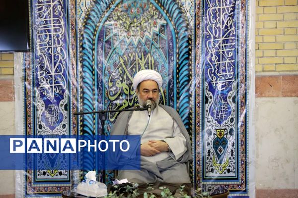 نشست پرسش و پاسخ با حضور نماینده ولی فقیه در استان و امام جمعه در دبیرستان نمونه فرهنگ