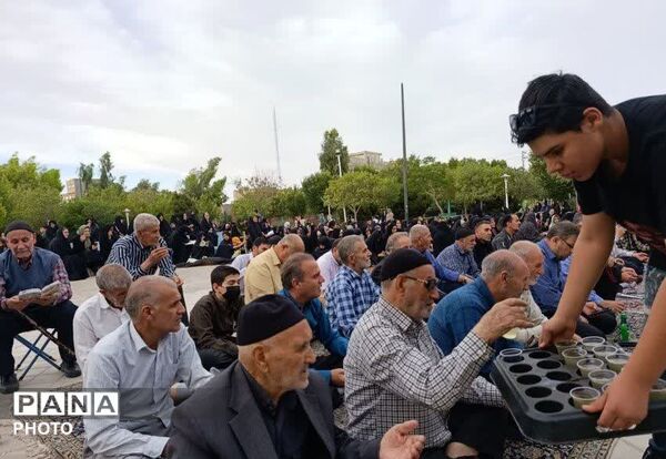 آیین قرائت دعای پرفیض عرفه در جوار یادمان شهید گمنام بوستان گلهای قم