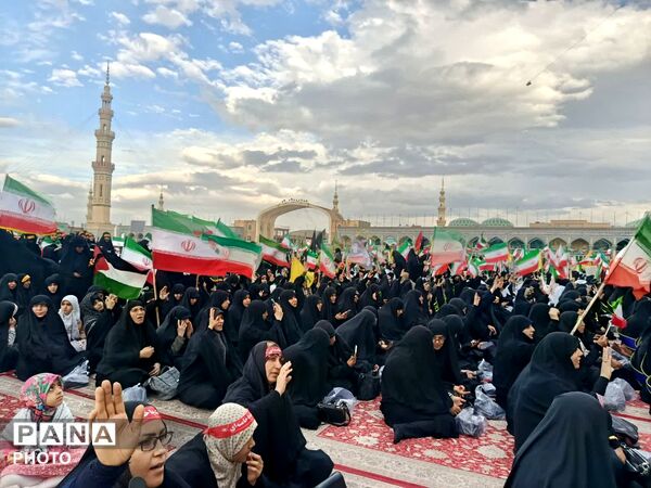 رژه «بانوان جان فدای ایران» در بلوار پیامبر اعظم قم